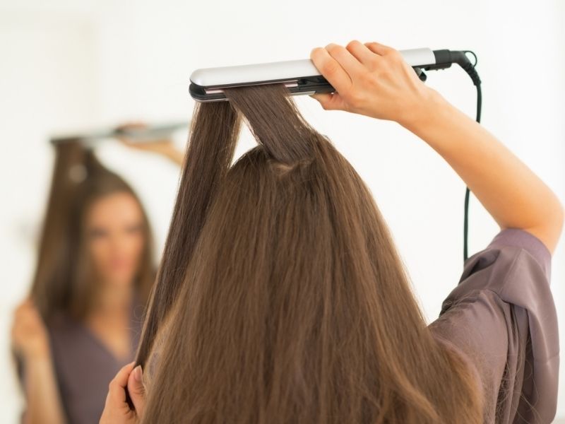 Duỗi tóc dùng hóa chất và công cụ nhiệt để phá vỡ các liên kết vốn có của tóc để tóc thẳng