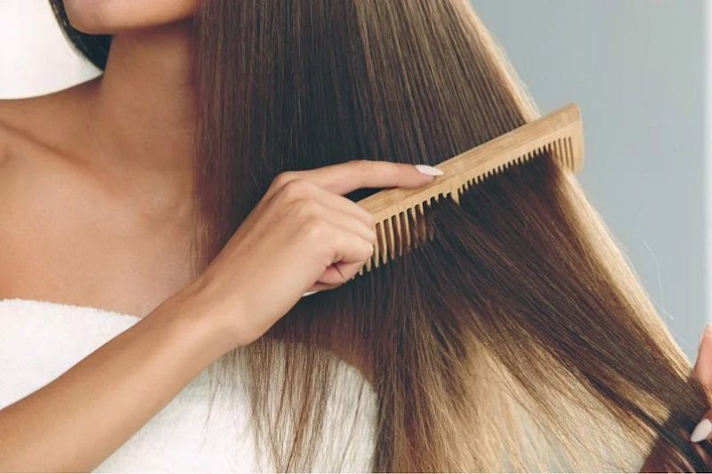 Sử dụng lược thưa chất liệu sừng hoặc gỗ để chải tóc