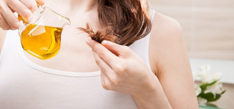 Hỗn hợp chanh và dầu oliu cũng là giải pháp hoàn hào để mái tóc của bạn bồng bềnh hơn 