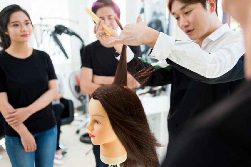 Học cắt tóc nữ để có mức thu nhập ổn định