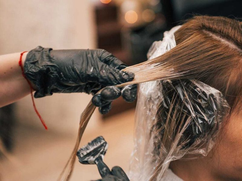 Nếu bạn không chịu được cơn rát hãy nhờ thợ làm tóc xử lý ngay nhé!