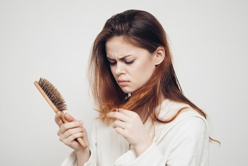 Việc tác động hóa chất quá nhiều cũng là nguyên nhân khiến tóc bị đứt đoạn