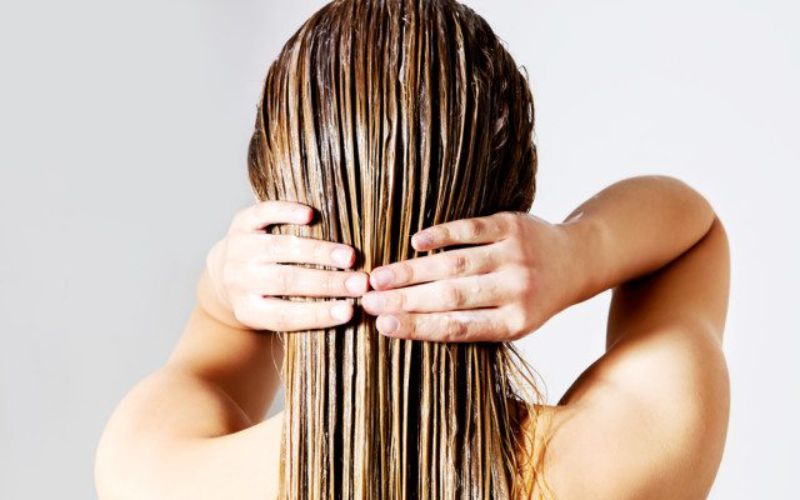 Sử dụng dầu dừa nguyên chất và thoa lên tóc 