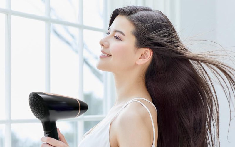 Sử dụng máy sấy tóc không đúng cách dễ khiến tóc khô xơ