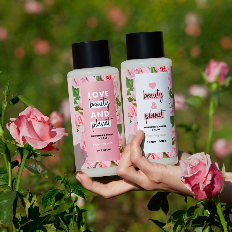 Dầu gội Love Beauty and Planet Blooming Colour có giá 145.000 đồng chai 400ml.