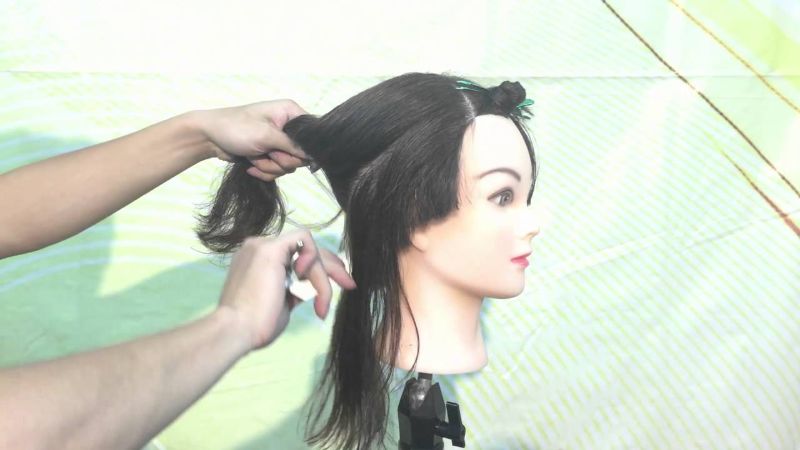 Khi cắt tóc cần chia ra thành từng lớp nhỏ, tóc sẽ được cắt thật dễ dàng