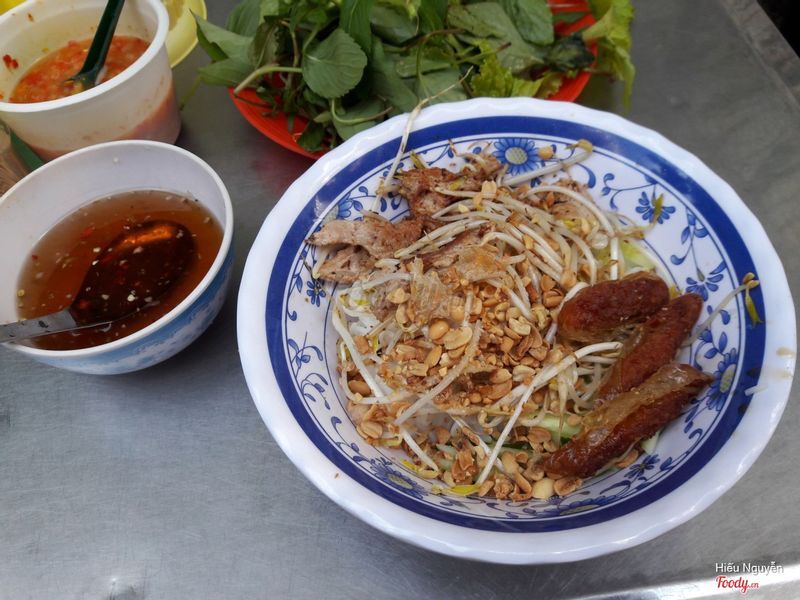 Bún thịt xào ở đường huyện Thanh Quan