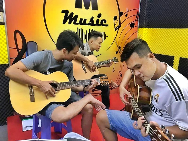 Học đàn guitar tại trung tâm M-Music